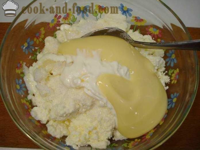 Dessert della cagliata con latte condensato, banana e ribes rosso - come cucinare cheesecake dessert senza gelatina, passo dopo passo ricetta foto