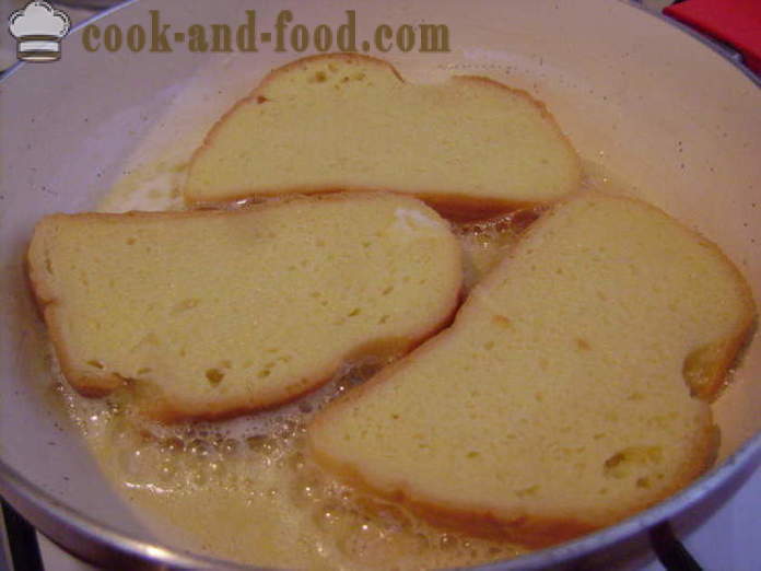 Brindisi della pagnotta con formaggio - come frittura di crostini di pane in una padella, un passo per passo ricetta foto