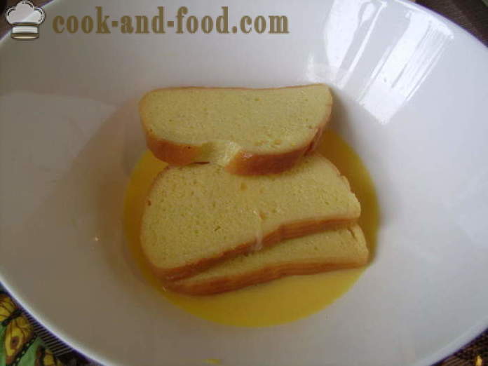 Brindisi della pagnotta con formaggio - come frittura di crostini di pane in una padella, un passo per passo ricetta foto