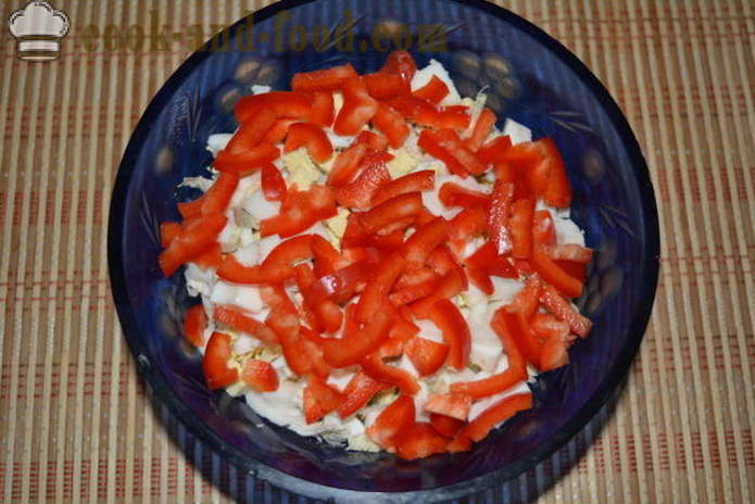 Insalata di cavolo cinese con salsiccia affumicata, peperoni e mais in scatola - come preparare un'insalata di cavolo cinese con mais e salsiccia, un passo per passo ricetta foto