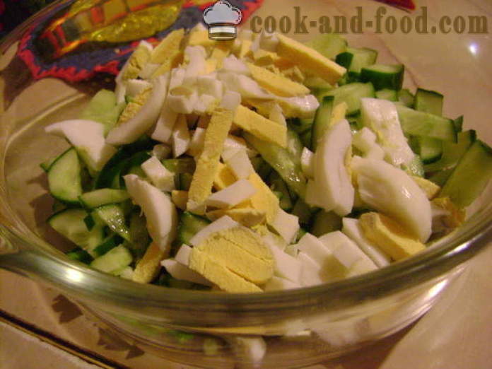 Insalata: cetrioli, uova, erba cipollina e la maionese - come fare insalata di cetrioli con maionese, un passo per passo ricetta foto