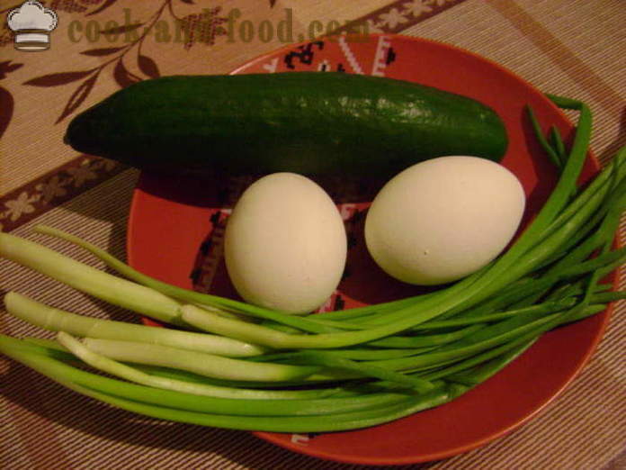 Insalata: cetrioli, uova, erba cipollina e la maionese - come fare insalata di cetrioli con maionese, un passo per passo ricetta foto