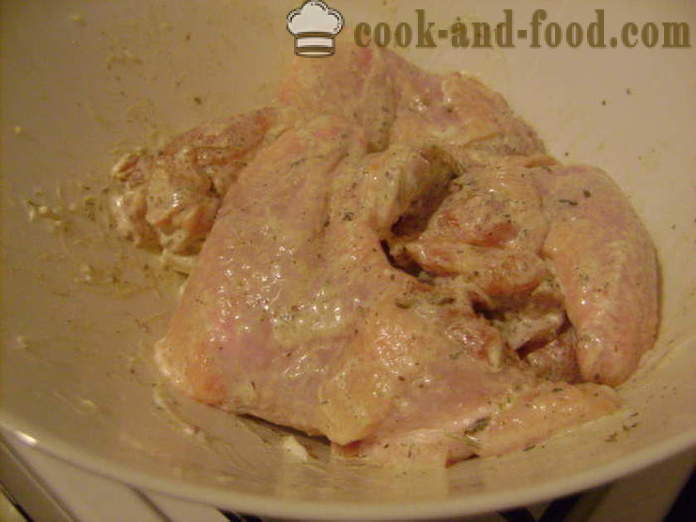 Ali di pollo su un letto di patate al forno - come fare le ali e patate al forno, con un passo per passo ricetta foto