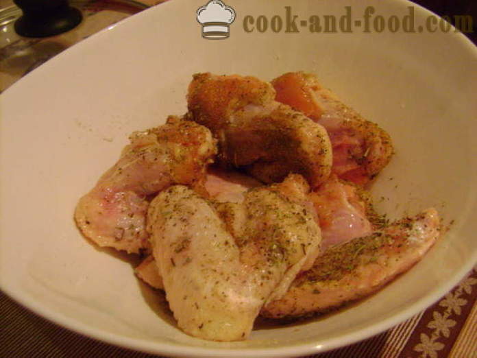 Ali di pollo su un letto di patate al forno - come fare le ali e patate al forno, con un passo per passo ricetta foto