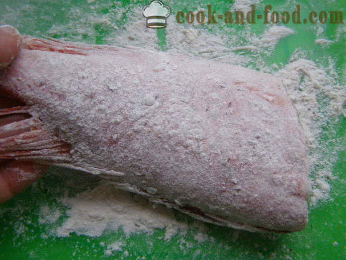 Branzino arrostito in padella - come cucinare pesce persico fritto, un passo per passo ricetta foto