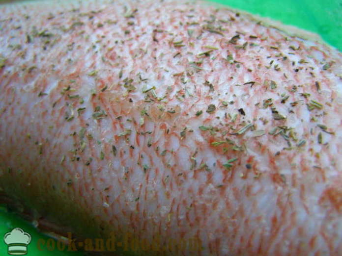 Branzino arrostito in padella - come cucinare pesce persico fritto, un passo per passo ricetta foto