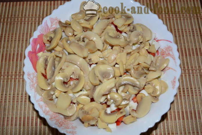 Insalata con calamari, funghi, cetrioli e pepe - come preparare un'insalata con calamari e funghi, un passo per passo ricetta foto