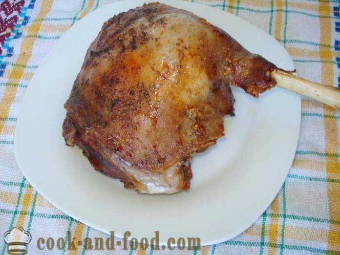 Zampe di gallina in forno - come cucinare le gambe d'oca al forno, con un passo per passo ricetta foto