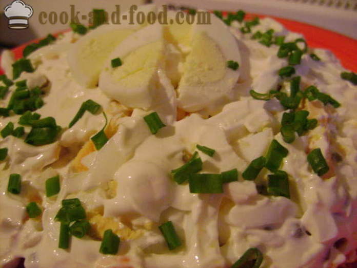 Insalata a strati con le sarde in scatola - come preparare un'insalata con le sarde, un passo per passo ricetta foto