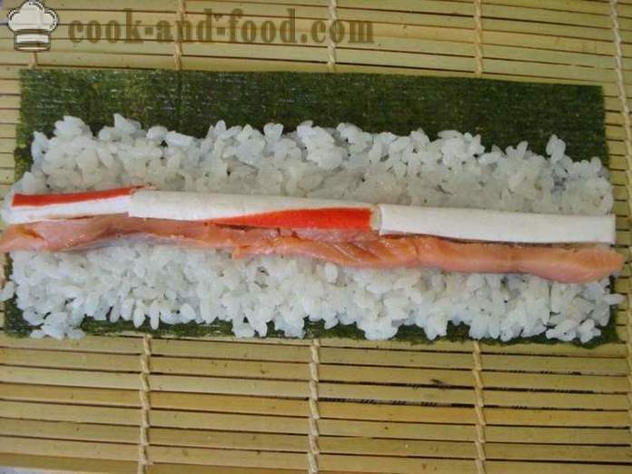 Rulli di sushi con bastoncini di granchio e pesci rossi - rotoli di cucina sushi a casa, passo dopo passo le foto delle ricette