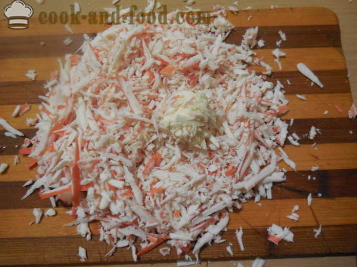 Raffaello insalata di bastoncini di granchio - come cucinare granchio Raffaello, un passo per passo ricetta foto