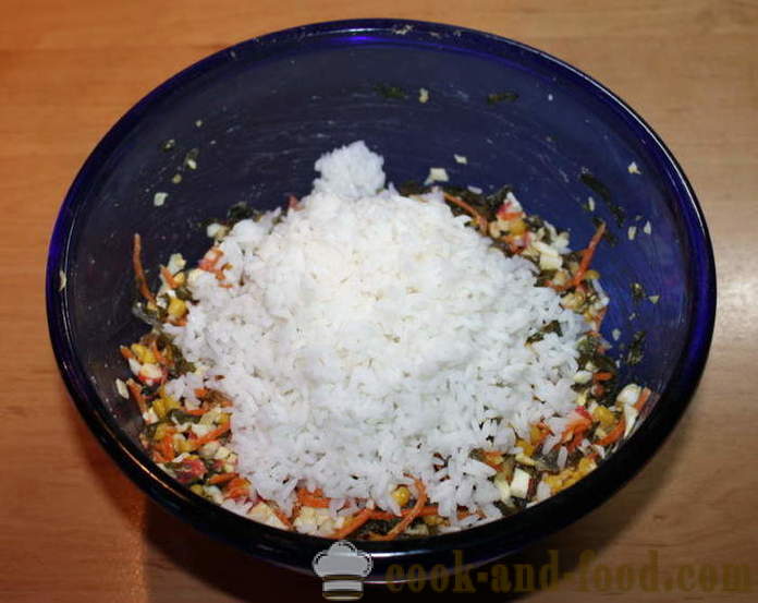 Una semplice insalata con alghe, uova e granchi palochkami- come preparare un'insalata con alghe, un passo per passo ricetta foto