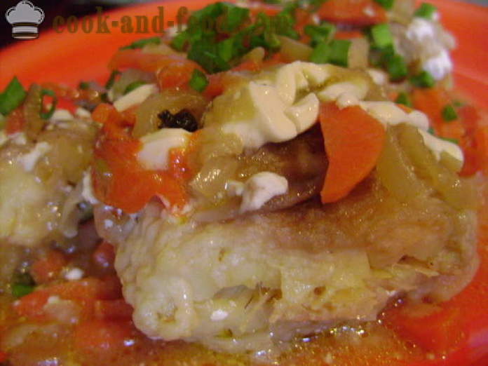 Una ricetta deliziosa brotoly in umido con cipolle e verdure - cottura brotola pesce con maionese, un passo per passo ricetta foto