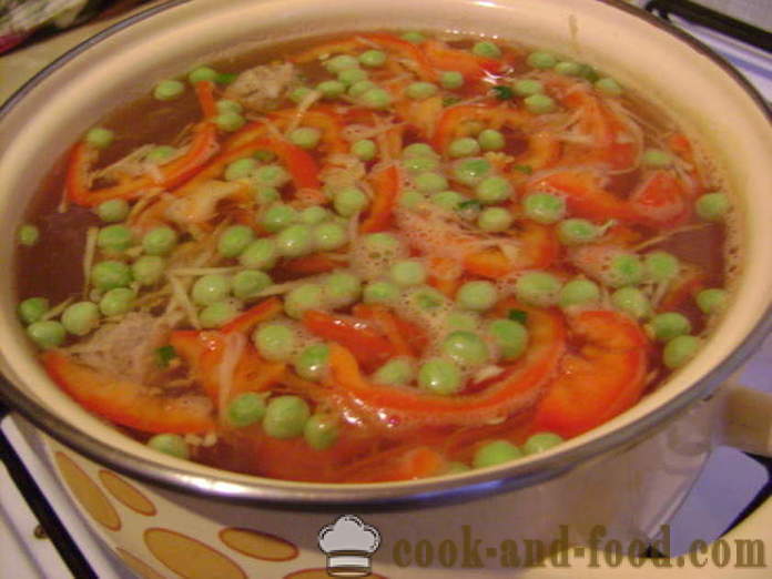 Minestra di verdura con le polpette e spaghetti - come cucinare la minestra con polpette e pasta, con un passo per passo ricetta foto