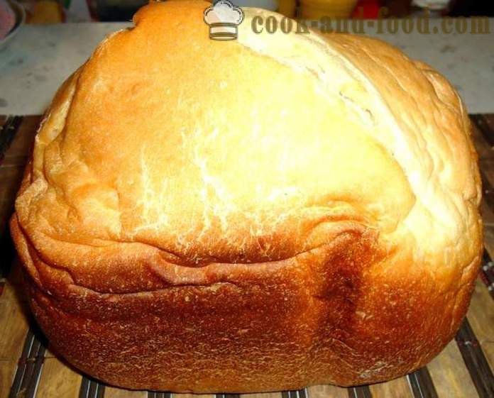 Pane fatto in casa semplice nella macchina per il pane - come cuocere il pane nella macchina per il pane in casa, passo dopo passo ricetta foto