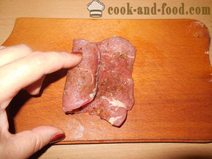 Involtini di carne ripieni al forno - come cucinare involtini di carne allo spiedo, un passo per passo ricetta foto