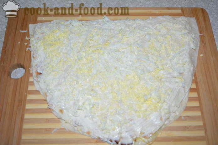 Una semplice rotolo di pane pita con sarde, formaggio e uova - come cucinare una pagnotta di pane pita con sarde, un passo per passo ricetta foto