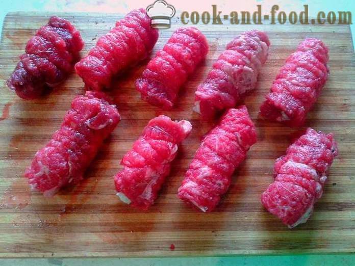 Involtini di carne in padella - come cucinare involtini di carne con ripieno, un passo per passo ricetta foto