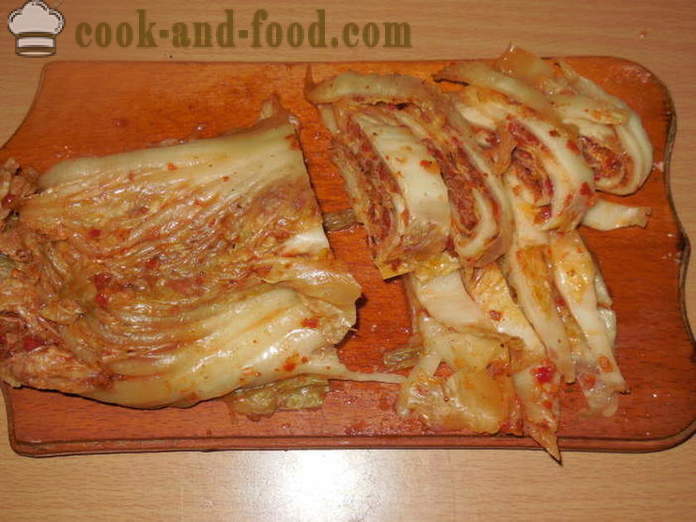 Maiale con kimchi in coreano - kimchi come un fritto misto di carne, un passo per passo ricetta foto
