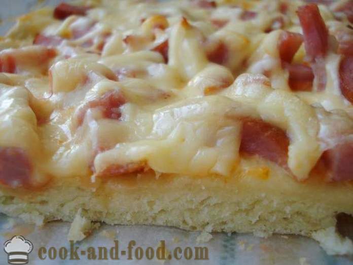 Casa la pizza con salsiccia e formaggio al forno - come fare la pizza in casa, passo dopo passo ricetta foto