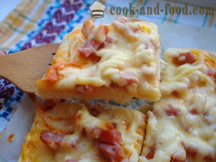 Casa la pizza con salsiccia e formaggio al forno - come fare la pizza in casa, passo dopo passo ricetta foto