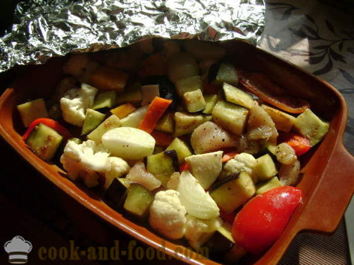 Filetto di pollo con verdure al forno - come cucinare il pollo con verdure, un passo per passo ricetta foto