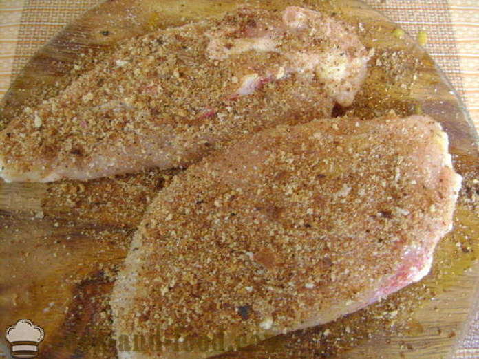 Petto di pollo con il cappotto di frittata in una padella - come cucinare i petti di pollo sotto un cappotto di pelliccia per la cena, con un passo per passo ricetta foto