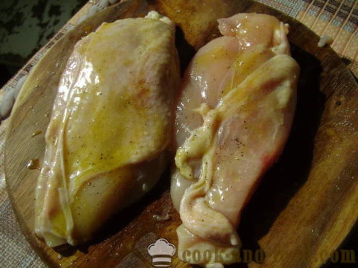 Petto di pollo con il cappotto di frittata in una padella - come cucinare i petti di pollo sotto un cappotto di pelliccia per la cena, con un passo per passo ricetta foto