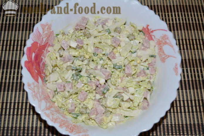 Una semplice insalata con cavolo cinese, prosciutto e piselli - come preparare un'insalata di cavolo cinese e prosciutto, un passo per passo ricetta foto