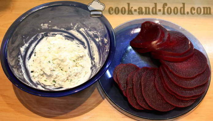 Insalata a strati di barbabietole con formaggio di capra e aglio - Come fare un'insalata di barbabietole strati, un passo per passo ricetta foto