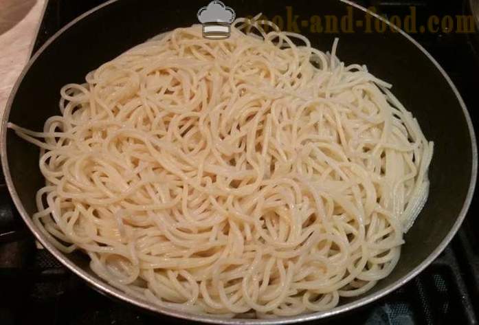 Come cucinare gli spaghetti in padella - un passo per passo ricetta foto