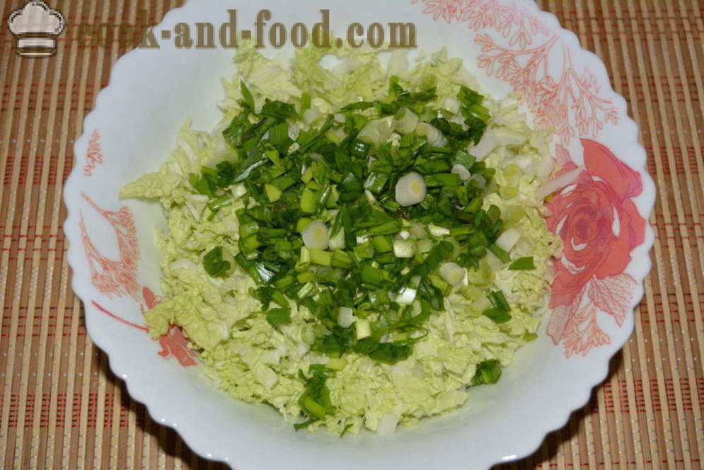 Una semplice insalata con cavolo cinese, pollo e mais - come preparare un'insalata di cavolo cinese con petto di pollo, un passo per passo ricetta foto