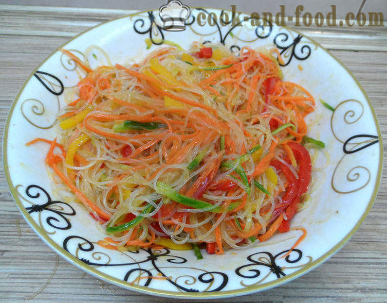 Una deliziosa insalata con Funchoza e verdure - come preparare un Funchoza insalata a casa, passo dopo passo le foto delle ricette