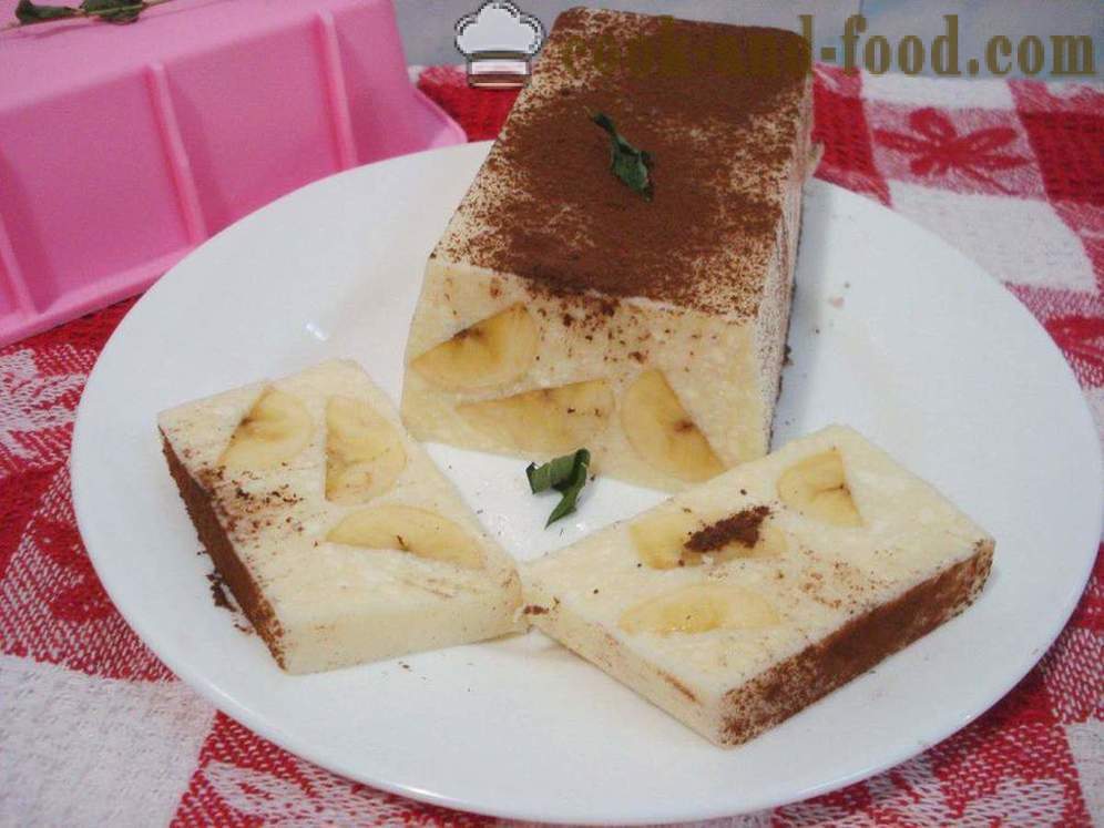 Dessert della cagliata con la gelatina e banana senza cottura - come cucinare cheesecake dessert con gelatina, un passo per passo ricetta foto