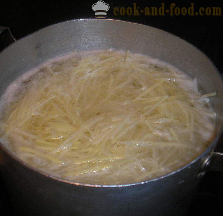 Insalata con bastoncini di patate e salsiccia - Come fare insalata di patate, un passo per passo ricetta foto