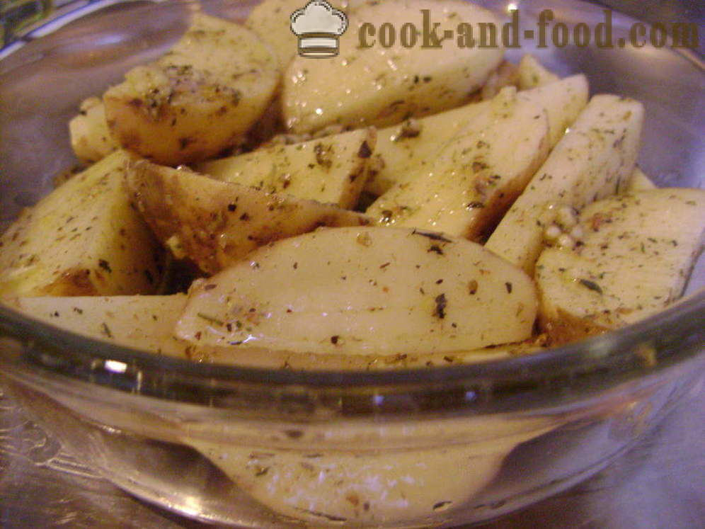 Patate al forno con una crosta - come fette di patate al forno, con un passo per passo ricetta foto
