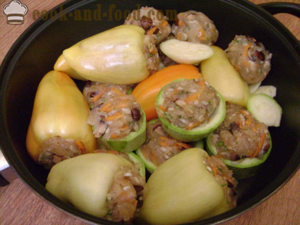 Peperoni ripieni e zucchine con pollo e funghi - come peperoni e zucchine con ripieni di carne macinata, un passo per passo ricetta foto