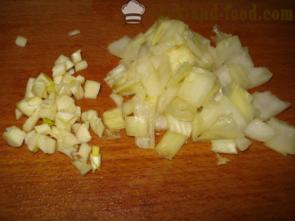 Fegato di pollo Delicious in panna acida con le cipolle in una padella - come cucinare fegato di pollo in panna acida, un passo per passo ricetta foto