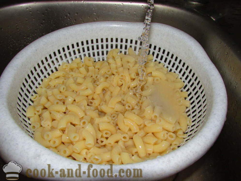 Pasta nautico con la salsiccia in una padella - come cucinare gustosa pasta con salsiccia, un passo per passo ricetta foto