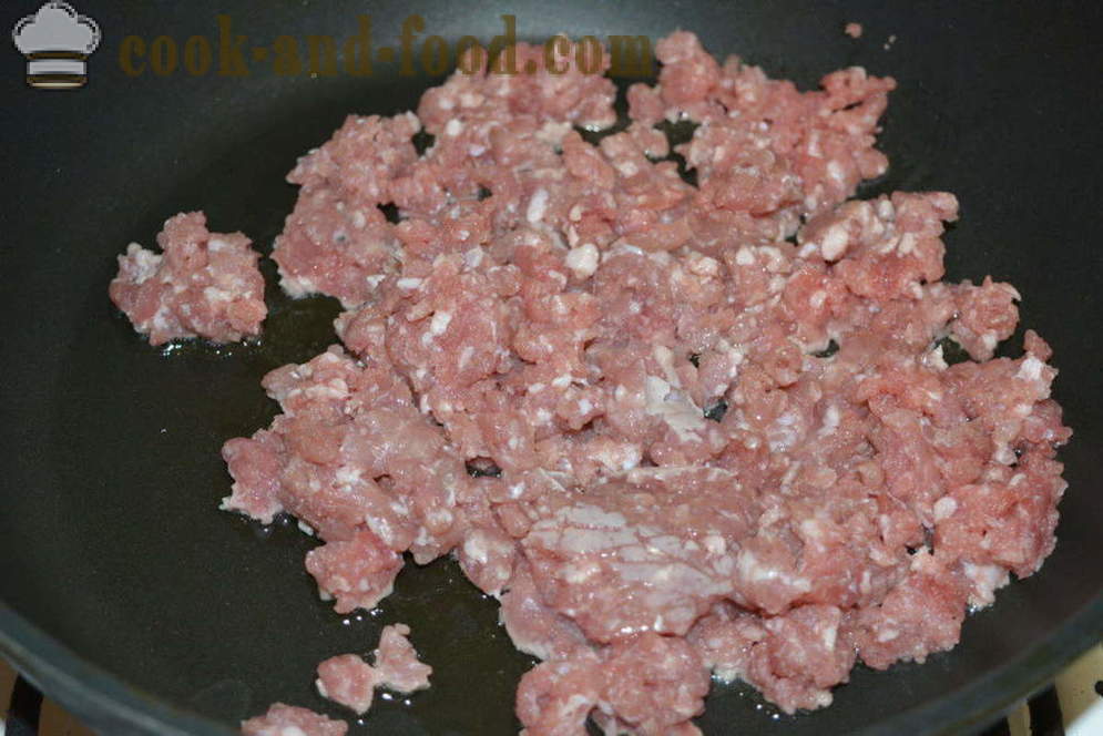 Cavolo brasato con carne macinata su skovorode- come cucinare un delizioso stufato di cavolo con carne macinata, un passo per passo ricetta foto