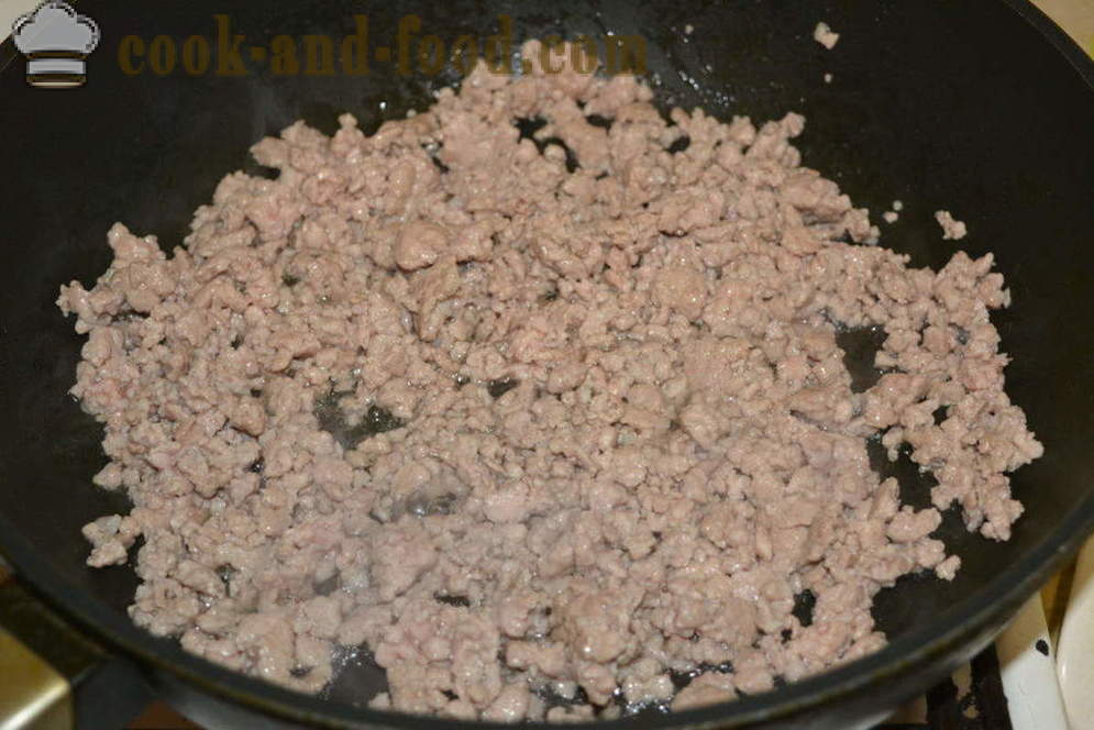 Cavolo brasato con carne macinata su skovorode- come cucinare un delizioso stufato di cavolo con carne macinata, un passo per passo ricetta foto