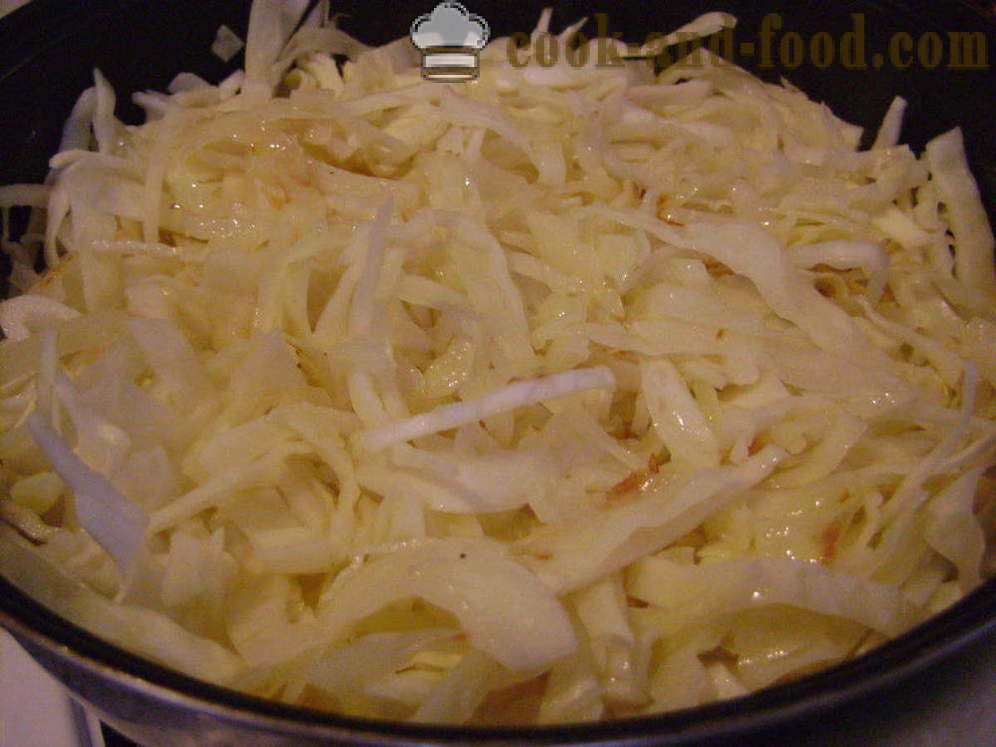 Cavolo brasato con patate, pollo e funghi - entrambi molto gustoso di cucinare stufato di cavolo, passo dopo passo ricetta foto