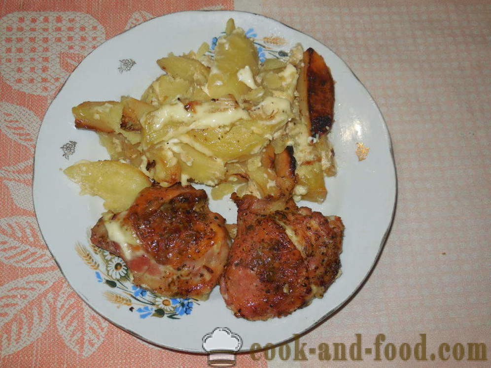 Coscia di pollo con patate al forno - come cucinare un delizioso cosce di pollo con patate, un passo per passo ricetta foto