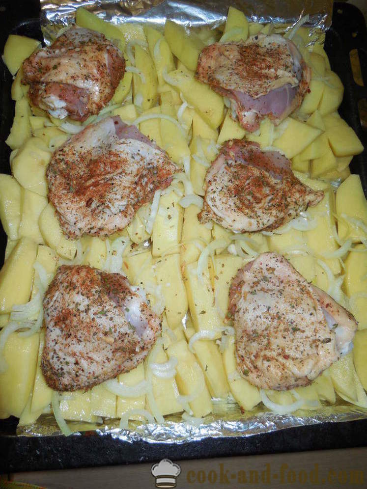 Coscia di pollo con patate al forno - come cucinare un delizioso cosce di pollo con patate, un passo per passo ricetta foto