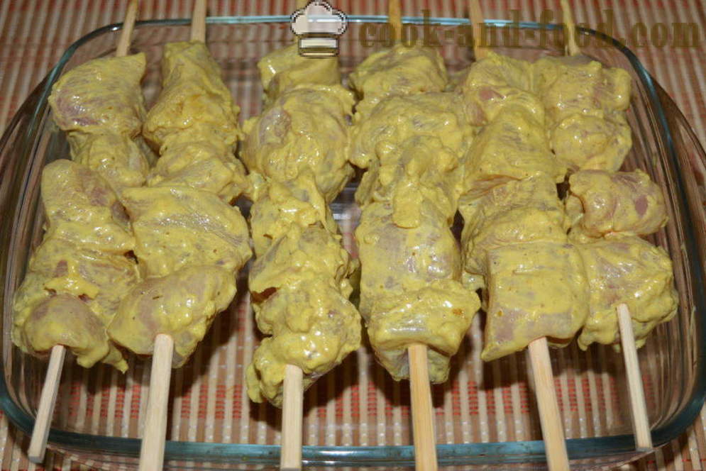 I più deliziosi spiedini di pollo in forno sugli spiedi - come cucinare un kebab di pollo in casa nel forno, con un passo per passo ricetta foto