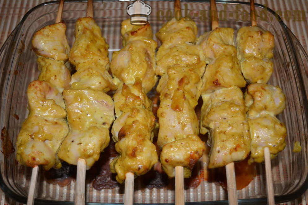 I più deliziosi spiedini di pollo in forno sugli spiedi - come cucinare un kebab di pollo in casa nel forno, con un passo per passo ricetta foto