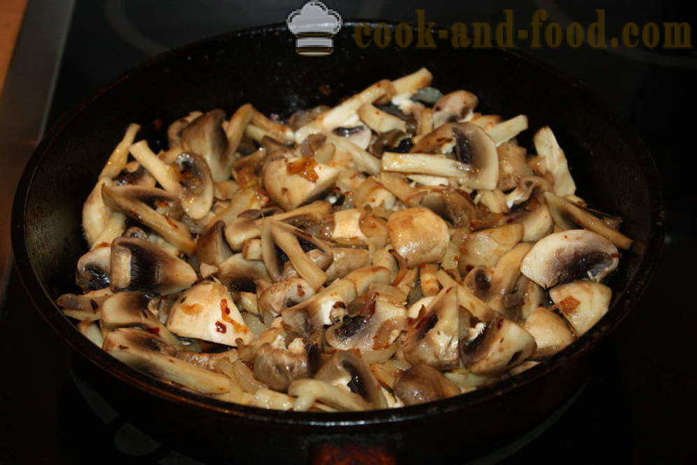 Patate al forno con funghi in salsa di panna - come cucinare le patate con i funghi al forno, con un passo per passo ricetta foto