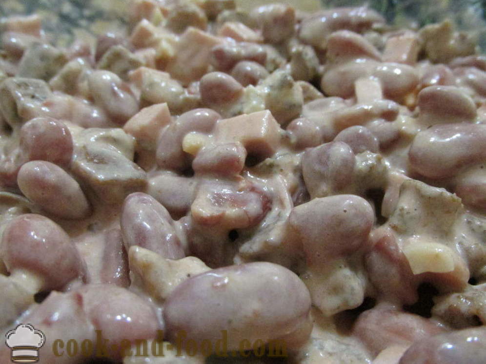 Un'insalata semplice e deliziosa con fagioli in scatola - come preparare un'insalata con fagioli e cracker in scatola, un passo per passo ricetta foto