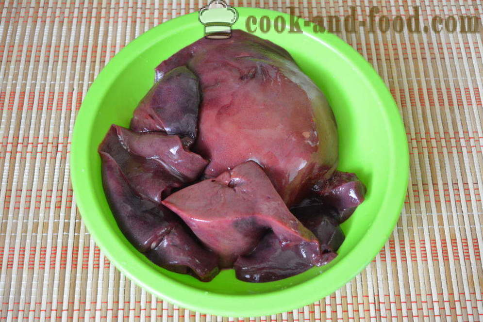 Fegato in umido con cipolle e concentrato di pomodoro - come delizioso fegato di spegnere con le cipolle su una padella, un passo per passo ricetta foto