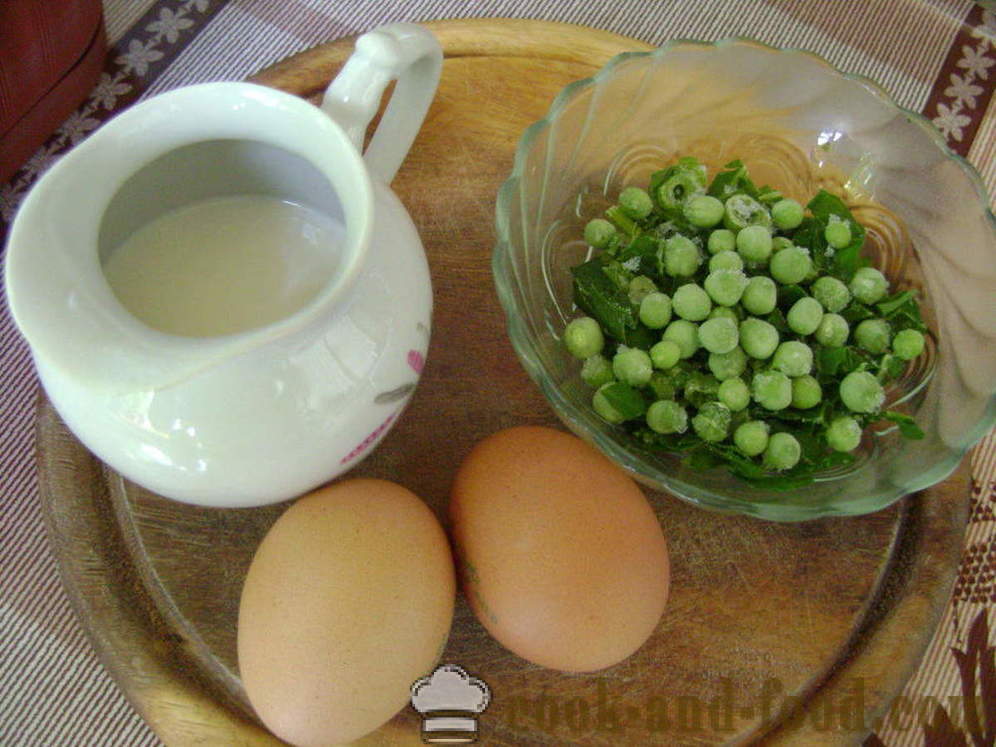 Uova strapazzate lussureggianti con il latte, spinaci e piselli - Come fare una frittata soffice in una padella, con un passo per passo ricetta foto